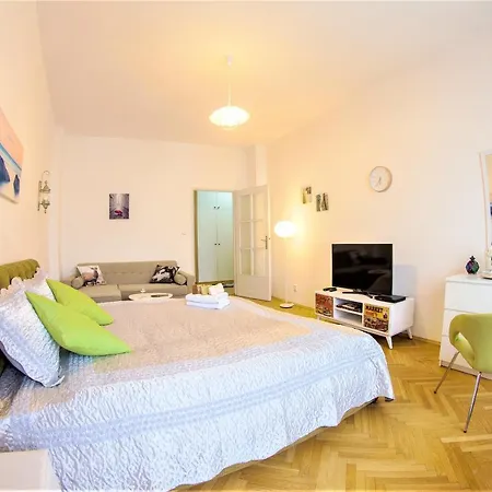 Stepanska 37 *