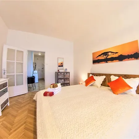 Apartment Stepanska 37 *